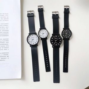 Small black-and-white quartz watch, product photo from the seller